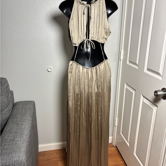 ZARA Cutout Maxi Dress
Size XS · Color: Taupe/Beige - Picture 4 of 13